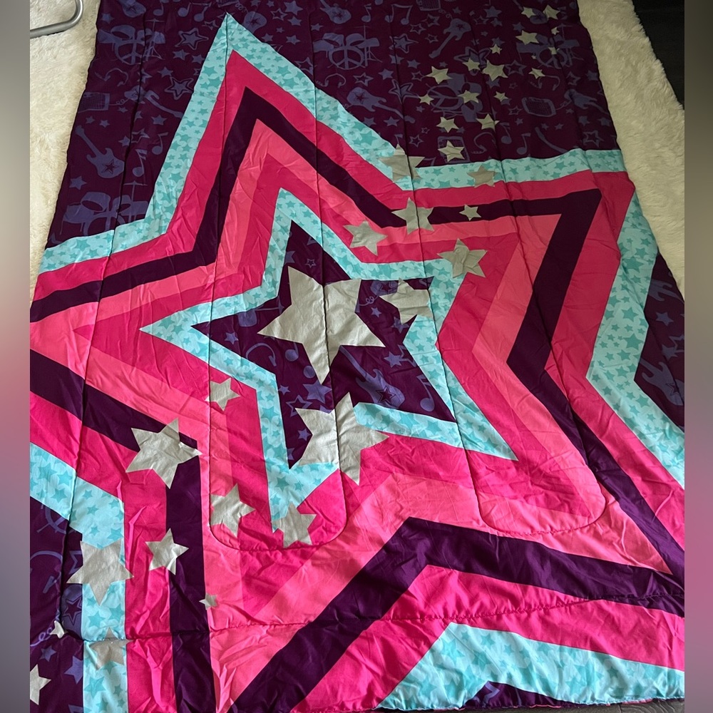 Reversible Twin Bedding set. Like new. Fitted sheet, pillow case & sham included